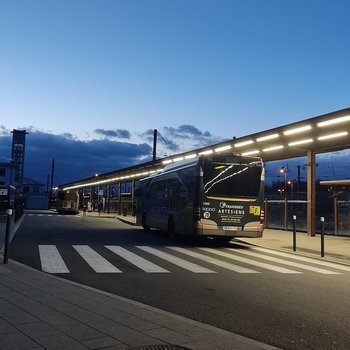 La gare routière de Lens, avec deux bus du réseau Tadao (Wikimédia Commons)