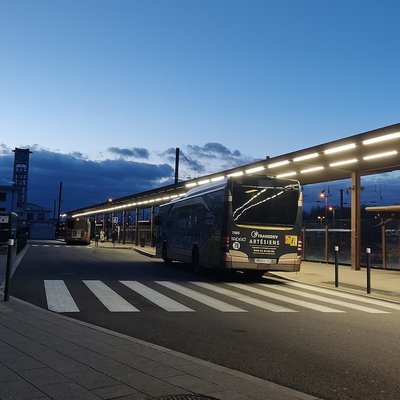 La gare routière de Lens, avec deux bus du réseau Tadao (Wikimédia Commons)