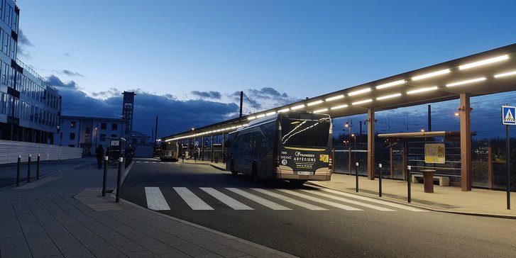 La gare routière de Lens, avec deux bus du réseau Tadao (Wikimédia Commons)