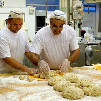 Bakers at work - Wikimédia Commons