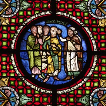 Panneau de vitrail, le signe du Tau © Benjamin Gavaudo - Centre des monuments nationaux