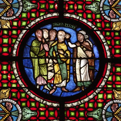 Panneau de vitrail, le signe du Tau © Benjamin Gavaudo - Centre des monuments nationaux