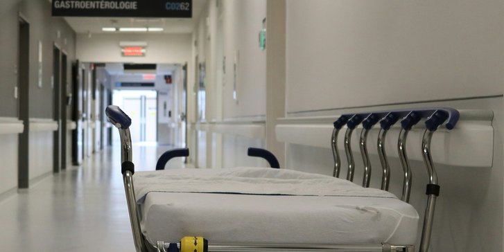 Lit d'hôpital - Photo de Miguel Ausejosur Unsplash