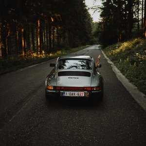 Photo de <a href="https://unsplash.com/fr/@s_midili?utm_content=creditCopyText&utm_medium=referral&utm_source=unsplash">serjan midili</a> sur <a href="https://unsplash.com/fr/photos/porsche-911-rouge-et-blanche-sur-la-route-pendant-la-journee-iUy7WArbyI8?