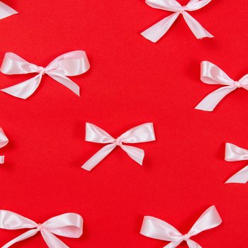 Photo de <a href="https://unsplash.com/fr/@medleythink?utm_source=unsplash&utm_medium=referral&utm_content=creditCopyText">ZUZANA</a> sur <a href="https://unsplash.com/fr/photos/un-groupe-darcs-blancs-sur-fond-rouge-qvvWL1CocI4?utm_source=unsplash&utm_med