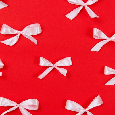 Photo de <a href="https://unsplash.com/fr/@medleythink?utm_source=unsplash&utm_medium=referral&utm_content=creditCopyText">ZUZANA</a> sur <a href="https://unsplash.com/fr/photos/un-groupe-darcs-blancs-sur-fond-rouge-qvvWL1CocI4?utm_source=unsplash&utm_med